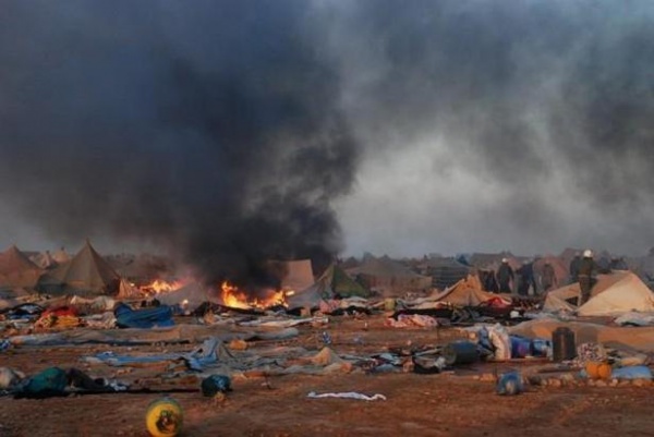 Le démantèlement dans le sang par les forces de l’ordre marocaines du camp de Gdeim Izik. D.R.